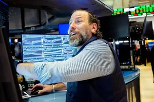 Một nhà giao dịch làm việc tại Sở Giao dịch Chứng khoán New York. Ảnh: CNBC