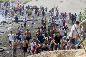 Hàng ngàn thanh niên Morocco đã đổ về biên giới giữa Castillejos (Morocco) và Ceuta. Ảnh: EFE