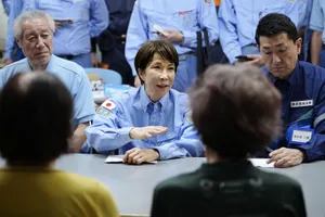 Thủ tướng Nhật Bản Sanae Takaichi trò chuyện với người dân tại một nơi sơ tán ở Hikawa, tỉnh Kumamoto, ngày 3-8. Ảnh: Kyodo
