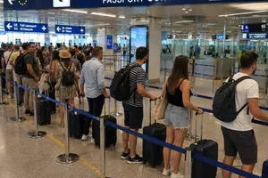 Italy kiểm tra du khách đến từ Tây Ban Nha bằng đường hàng không ít nhất đến ngày 15-8. Ảnh: deultimominuto.net