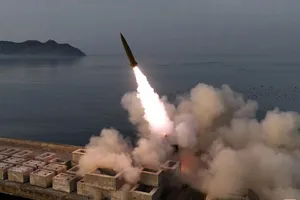 Hãng tin Yonhap đưa ảnh do hãng thông tấn nhà nước Triều Tiên KCNA công bố cho thấy Triều Tiên đã tiến hành phóng thử tên lửa đạn đạo chiến thuật vào ngày 20-4