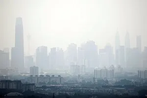 Khói mù bao phủ thành phố Malaysia. Ảnh: THE SUN