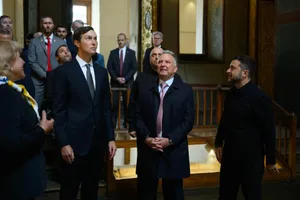 Tổng thống Ukraine Volodymyr Zelensky chào đón hai đặc phái viên của Tổng thống Mỹ Donald Trump trong chuyến thăm đầu tiên đến Ukraine. Ảnh: The Kyiv Independent