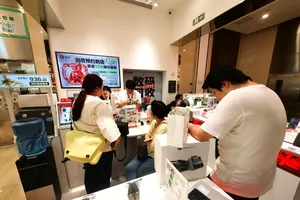 Một cửa hàng ở Bắc Kinh bán máy bay không người lái dân dụng vào ngày 13-9. Ảnh : China Daily
