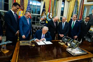 Tổng thống Donald Trump ký một sắc lệnh hành pháp về trí tuệ nhân tạo cuối năm 2025. Ảnh: Demetrius Freeman/The Washington Post