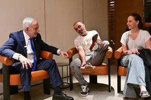 Thủ tướng Israel Benjamin Netanyahu gặp gỡ Yaniv, một trong những người Israel đã giúp khống chế cơ phó, người bị cáo buộc âm mưu cướp chuyến bay FZ1073 từ Dubai tới Tel Aviv. Ảnh: Kobi Gideon/GPO
