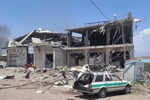 Hiện trường cuộc không kích được cho là của Saudi Arabia nhắm vào một địa điểm của lực lượng Houthi ở Taiz, Yemen. Ảnh: THX