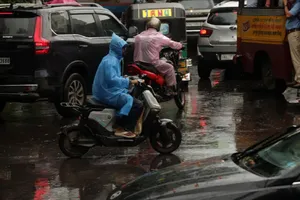 Người dân Ấn Độ hối hả trước khi cơn bão Arnab đổ bộ vào đất liền. Ảnh: EPA