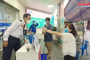 Mua sắm tại siêu thị Co.opmart an toàn với thẻ xanh Covid