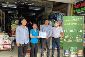 Chị Mỹ Uyên vui mừng nhận giải đặc biệt, sổ tiết kiệm trị giá 50 triệu đồng từ nhãn hàng