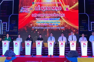 Các đại biểu nhấn nút khai mạc Hội chợ khuyến mại Shopping Season 2022. Ảnh: MINH XUÂN