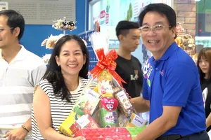 Ông Lê Trường Sơn, Phó Tổng Giám đốc Saigon Co.op đang phục vụ khách hàng tại Co.opmart Huỳnh Tấn Phát