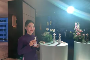 Sản phẩm nước hoa của SCC có biểu tượng chiếc áo dài, nón lá mang bản sắc văn hóa Việt Nam