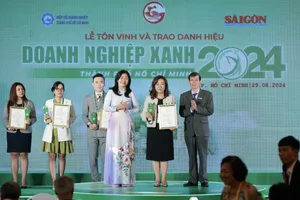 Bà Nhan Húc Quân, Tổng giám đốc Công ty TNHH Bao Bì Giấy Nhôm New Toyo nhận chứng nhận Danh hiệu Doanh nghiệp xanh do UBND TPHCM trao tặng