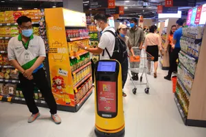 Tại khu tự chọn, khách hàng mua sắm đã được phục vụ bởi robot AI với tên gọi thân mật là Xtrabot