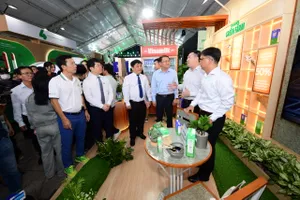 Ông Đỗ Thanh Tuấn, Giám đốc Đối ngoại Vinamilk (thứ hai từ phải sang) giới thiệu với đại biểu về các kế hoạch tiến đến Net Zero của Vinamilk vào năm 2050