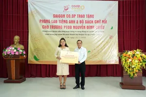 Ông Nguyễn Ngọc Thắng, Phó Tổng Giám đốc Saigon Co.op trao tặng phòng học tiếng Anh cho các em học sinh Trường Phổ thông Đặc biệt Nguyễn Đình Chiểu 