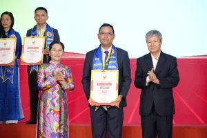 Ông Asada Boonsrirat, Phó Tổng Giám đốc Công ty Cổ phần Nhựa Bình Minh (BMP) nhận danh hiệu hàng Việt Nam