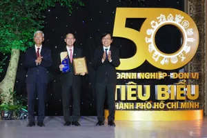 Ông Vũ Anh Khoa, Chủ tịch Hội đồng Quản trị Saigon Co.op nhận danh hiệu Doanh nghiệp tiêu biểu