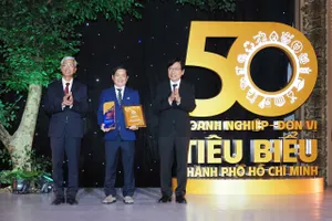 Ông Lâm Quốc Thanh, Tổng giám đốc SATRA nhận danh hiệu doanh nghiệp tiêu biểu do UBND TPHCM công nhận