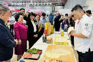 Các đại biểu tham quan gian hàng doanh nghiệp trưng bày tại Triển lãm Quốc tế ngành lương thực, thực phẩm TPHCM lần thứ 4 - năm 2025 (HCMC FOODEX 2025)