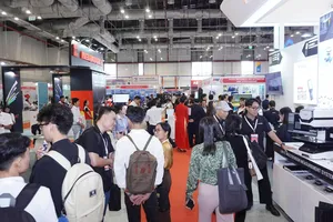 Khách tham quan triển lãm