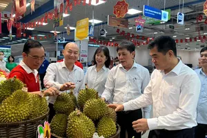 Các đại biểu tham quan gian hàng trưng bày sản phẩm nông sản Việt Nam