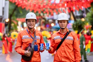 Những thanh niên khỏe mạnh của ngành điện lực cũng cần tiếp thêm dinh dưỡng để đảm bảo sức khỏe suốt thời gian thực hiện nhiệm vụ tại đại lễ. Ảnh: VI NAM