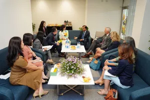 Bà Phan Thị Thắng, Thứ trưởng Bộ Công thương trao đổi cơ hội hợp tác giữa doanh nghiệp Việt Nam với các nhà mua quốc tế 