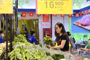 Tại các điểm bán của Saigon Co.op, các quầy kệ đầy ắp gạo, mì, sữa, rau xanh, thịt cá, nước uống cùng hàng trăm mặt hàng thiết yếu.