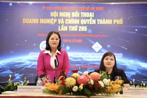 Bà Nguyễn Hoàng Bảo Trân, Phó Giám đốc Sở Khoa học và Công nghệ cùng các sở, ngành liên quan trực tiếp giải đáp cho doanh nghiệp
