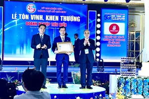 Ông Vũ Anh Khoa, Chủ tịch Hội đồng quản trị Saigon Co.op được UBND TPHCM trao tặng Bằng khen Doanh nghiệp, Doanh nhân tiêu biểu năm 2025
