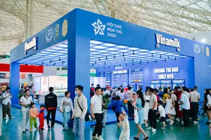 Gian hàng Vinamilk nổi bật, thu hút người tiêu dùng tại Hội chợ Mùa Thu 2025. Ảnh: VI NAM