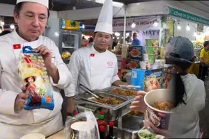 Chương trình quảng diễn miến xào của Công ty CP thực phẩm Bình Tây và biểu diễn nghệ thuật của nghệ sĩ Mai Đình Tới tại chương trình