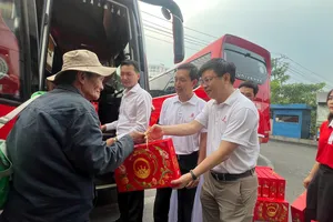 Lãnh đạo Saigon Co.op tặng quà cho người lao động có hoàn cảnh khó khăn tham gia chương trình “Chuyến xe hạnh phúc – Cùng Saigon Co.op về quê đón tết”