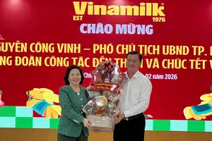 Đoàn lãnh đạo UBND TPHCM do ông Nguyễn Công Vinh, Phó Chủ tịch UBND TPHCM làm trưởng đoàn, đã đến thăm, chúc tết và tặng quà Vinamilk. Ảnh: MINH XUÂN