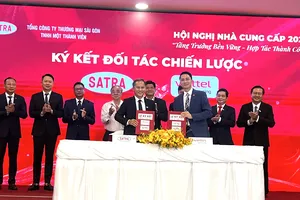 Lãnh đạo SATRA và Vông ty Cổ phần Bưu chính Viettel ký kết hợp tác chiến lược cung cấp giải pháp logistics cho SATRA và nhà cung ứng của SATRA. Ảnh MINH XUÂN