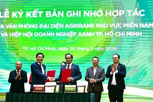 Đại diện Ngân hàng Nông nghiệp và Phát triển Nông thôn (Agribank) ký cam kết hỗ trợ vốn cho doanh nghiệp xanh trên địa bàn TPHCM. Ảnh: MINH XUÂN