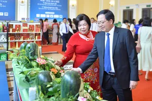 Phó Thủ tướng Hồ Quốc Dũng và Chủ tịch Liên minh Hợp tác xã Việt Nam Cao Xuân Thu Vân tham quan khu vực trưng bày nông sản của Saigon Co.op. Ảnh Hồng Châu