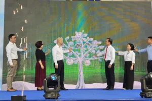 Các đại biểu thực hiện nghi thức phát động chiến dịch “30 năm – Cam kết xanh” tại sự kiện. Ảnh: MINH XUÂN