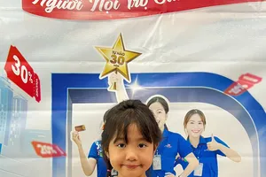 Khách hàng được tặng sữa khi mua hàng tại hệ thống Co.opmart. Ảnh HOÀNG HOA