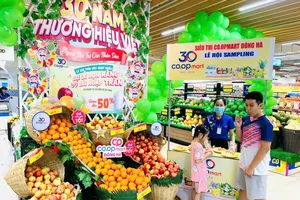 Người tiêu dùng trải nghiệm thử trái cây nhập khẩu tại siêu thị Co.opmart Đông Hà (tỉnh Quảng Trị). Ảnh MINH KHOA