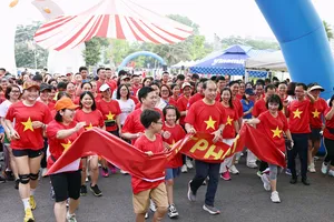 Đông đảo bác sĩ, chuyên gia y tế và người dân tham gia hoạt động đi bộ tại chương trình. Ảnh: VI NAM