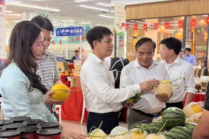Lượng khách tìm mua nông sản, thực phẩm tăng mạnh tại các siêu thị Co.opmart. ẢNH MINH CHÂU
