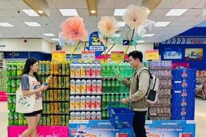 Tại Co.opmart, hàng ngàn sản phẩm giải nhiệt như nước uống, nước bù khoáng, nước giải khát, rau câu, thạch và kem... giảm giá đến 50%. ẢNH: PHÚC AN