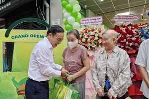 Người tiêu dùng tại Co.opmart sử dụng túi thân thiện môi trường khi mua hàng. Ảnh MINH XUÂN