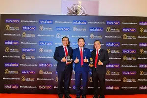 Đại diện Ban Tổng Giám đốc Saigon Co.op đã nhận hai giải thưởng “Nhà bán lẻ nội địa của năm – Việt Nam” và “Thương hiệu hàng nhãn riêng của năm – Việt Nam” tại Retail Asia Awards 2026.