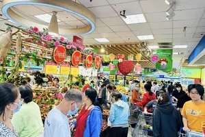 Người tiêu dùng mua sắm tấp nập tại hệ thống siêu thị Co.opmart. Ảnh MINH AN