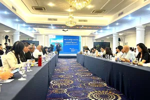 Nhiều doanh nghiệp ngành dệt may, da giày, chế biến gỗ tham gia hội nghị kết nối chuỗi cung ứng và dịch vụ logistics. Ảnh MINH XUÂN