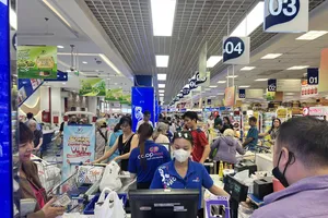 Đông đảo người tiêu dùng lựa chọn Co.opmart để mua hàng hoá. Ảnh Minh Xuân